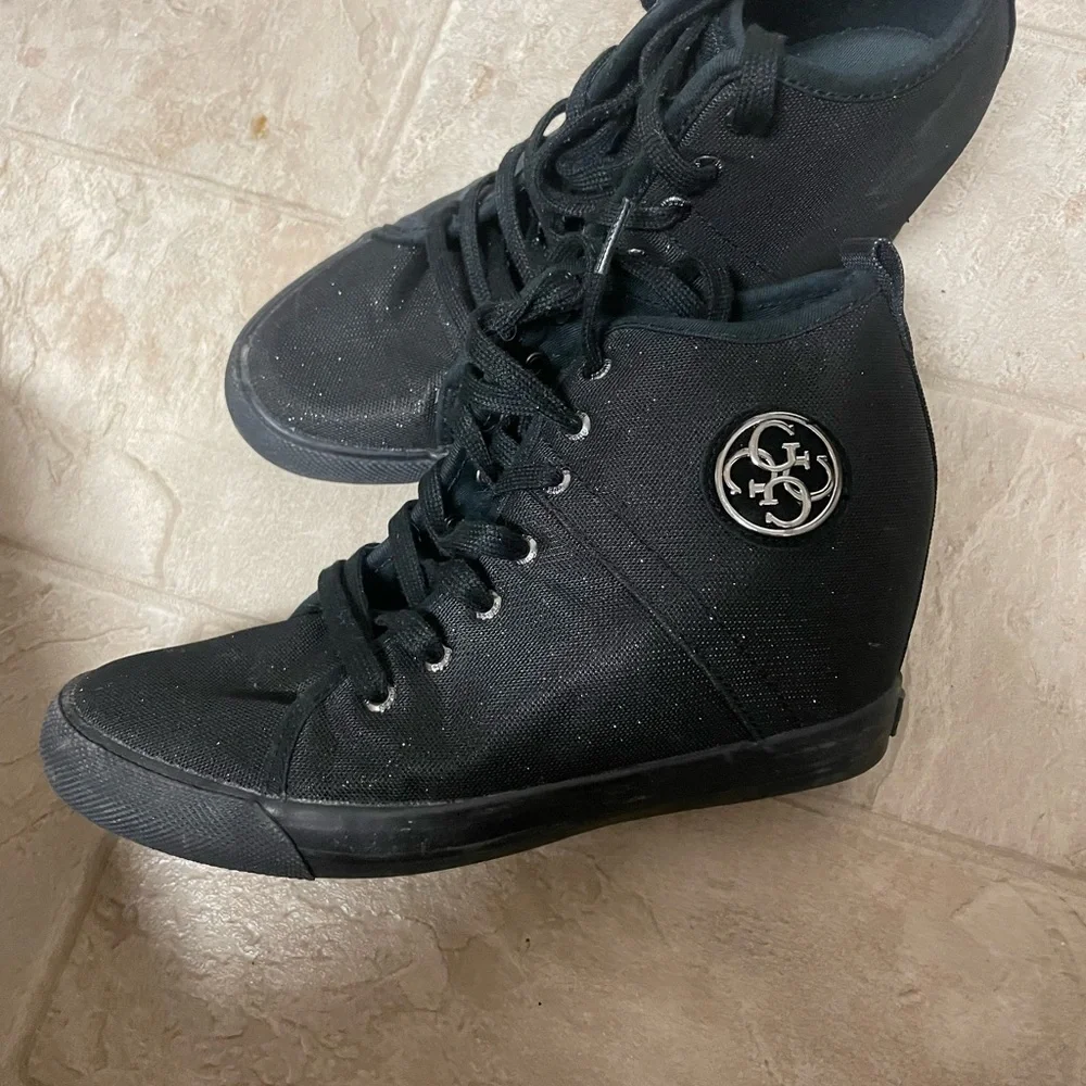 Black High-Top Guess Women's sneaker size 8.5 - Picture 1 of 2